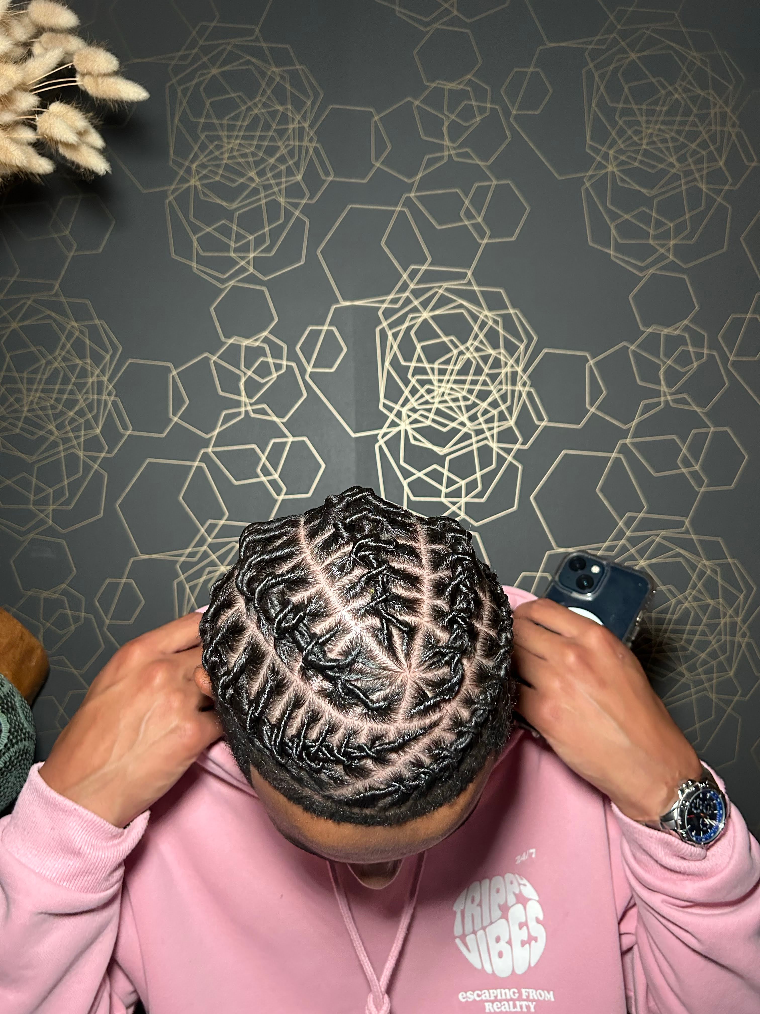 Coiffure afro tressée avec motifs